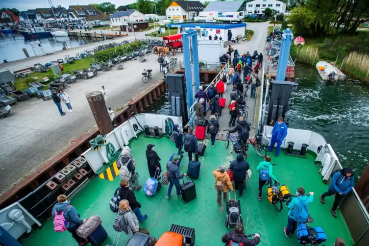 Urlauber verlassen das Fährschiff im Hafen Vitte auf der Insel Hiddensee. 