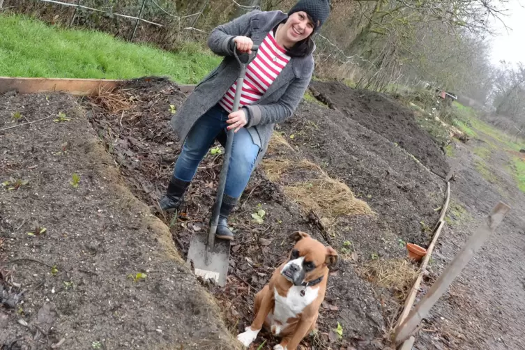 Die Beete sind angelegt, doch noch gibt es für Sarah Forger – stets begleitet von Hund Benno – viel zu tun.