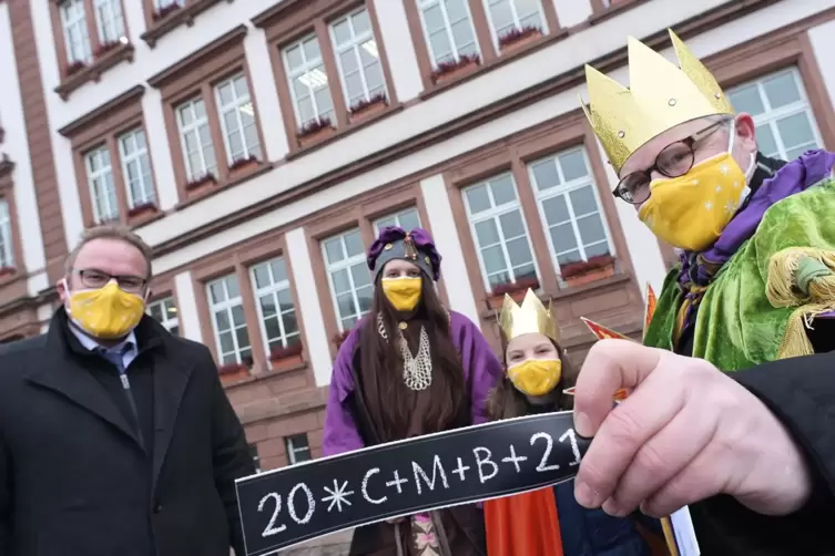 Sternsinger am Rathaus: von links OB Markus Zwick, Rebekka Krob, Pia Reith und Pastoralreferent Carlo Wingerter