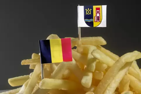 Die Geschichte muss umgeschrieben werden: das Bosenbacher Ortswappen über der belgischen Nationalfahne.