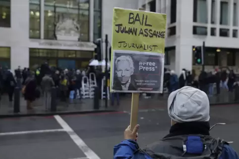 Unterstützer von Wikileaks-Gründer Julian Assange vor dem Gericht Westminster Magistrates. 