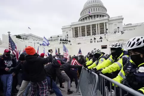 Washington: Unterstützer des US-Präsidenten Trump versuchen eine Absperrung vor dem Kapitol zu durchbrechen. 
