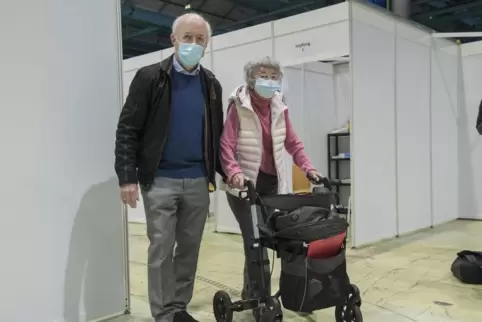 Der Kinderarzt Gerhard Rupprath begleitet seine Schwiegermutter Agnes Janz zum Impftermin. 