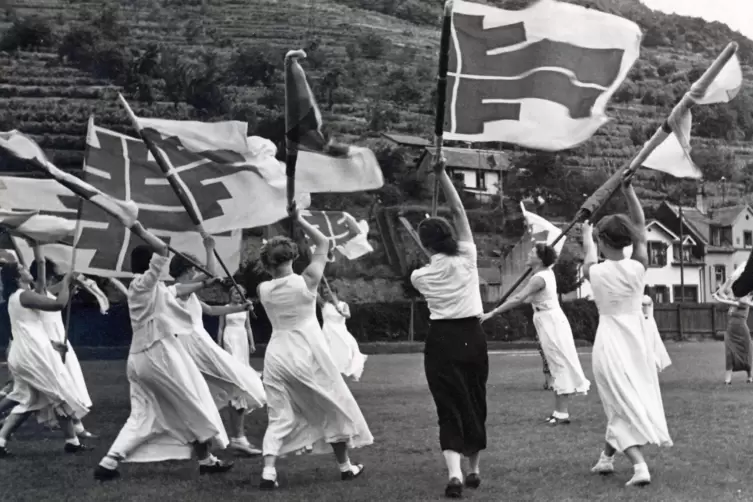 Zum schönen Schein der Neustadter „Volksgemeinschaft“ gehören auch die anmutige Fahnenschwingerinnen beim Kreissportfest 1937 im