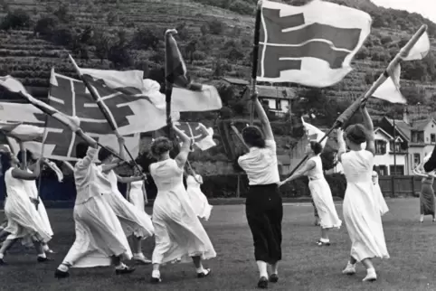 Zum schönen Schein der Neustadter „Volksgemeinschaft“ gehören auch die anmutige Fahnenschwingerinnen beim Kreissportfest 1937 im