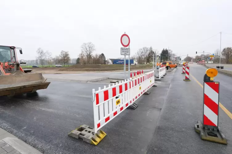 Dreifach-Baustelle: vorn die künftige, dahinter die bisherige Lußhof-Kreuzung, ganz rechts hinten die Salierbrücke. 