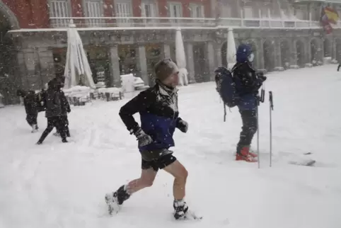 Winterwetter: Während ein Jogger unbeirrt seine Runden dreht, holten andere Madrilenen ihre Ski aus dem Keller. 