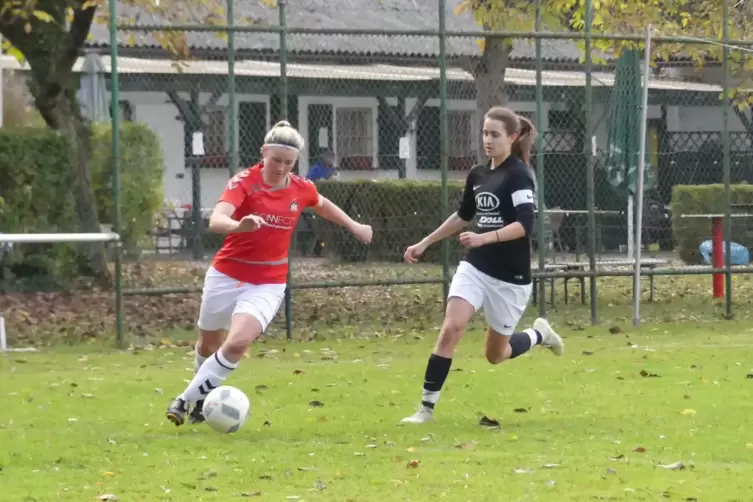 Michelle Dübon (links) in einem Spiel gegen den SC Klinge Seckach. 