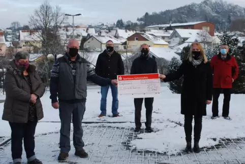 Während der Pandemie wird die Inszenierung von Spendenübergaben zur Herausforderung. Hier übergibt Dagmar Motsch vom Lemberger B