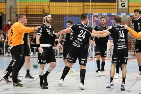 Sind froh, dass sie wieder trainieren dürfen: die Handballer des TuS Dansenberg.