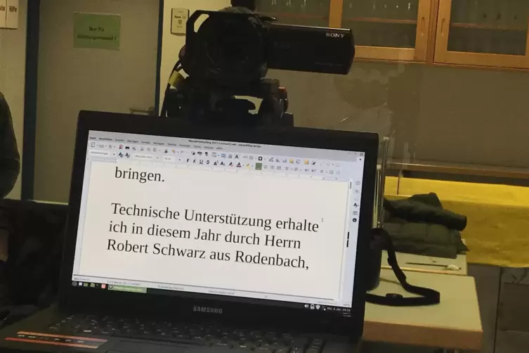 Professionell eingerichtet: Vom Teleprompter unter der Kamera kann Findt seinen für die Neujahresrede geschriebenen Text ablesen