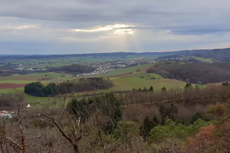 ... und einmal ohne Nebel. Jetzt ist auch Winnweiler (Bildmitte) zu sehen. 