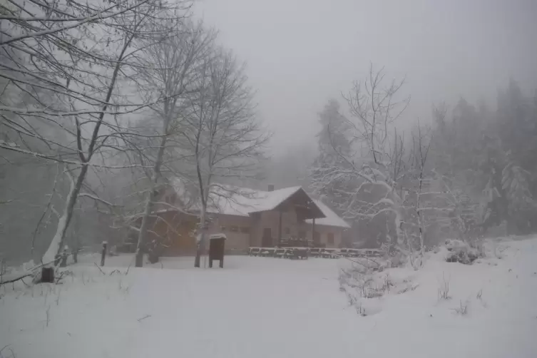 Einen der momentan seltenen ruhigen Moment auf dem Donnersberg hat Dieter Kaffenberger für sein Bild der Keltenhütte erwischt.