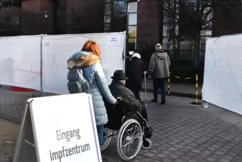 Einreihen für die Impfspritze: Am Freitag wurden 120 Impfdosen in der Salierhalle verabreicht. 