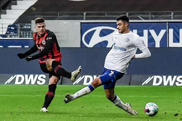 Luka Jovic erzielt das 3:1, rechts der Schalker Ozan Kabak.