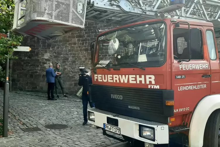 Damit Reiner Hohn und Katja Klein (im Hintergrund) an der hohen Klostermauer das gewünschte Selfie machen konnten, half Thomas H