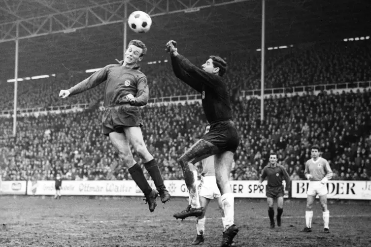 1965 beim Bundesligaspiel auf dem Betzenberg: Winfried Richter (links) versucht, mit einem Kopfball den legendären Torhüter des 