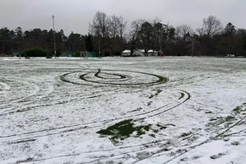 Rasen abgefahren: der Platz in Berg. 