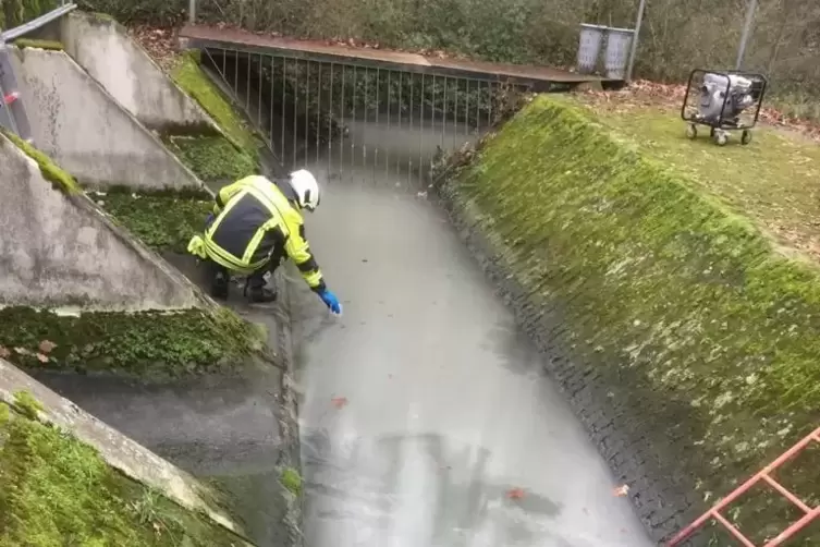 Ölige Schlieren auf dem Wasser und ein entsprechender Geruch sind beim Kontrollgang aufgefallen. 