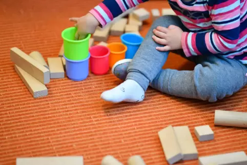 Viele Eltern bringen derzeit ihre Kinder in die Kitas, auch wenn der Appell lautet: Zu Hause bleiben!