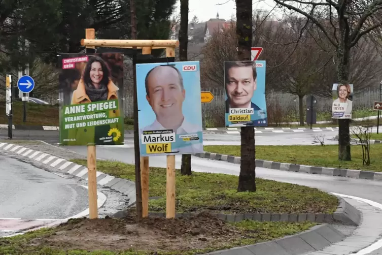 Mit zahlreichen Plakaten auf engstem Raum werben die Parteien für sich und ihre Kandidaten. 