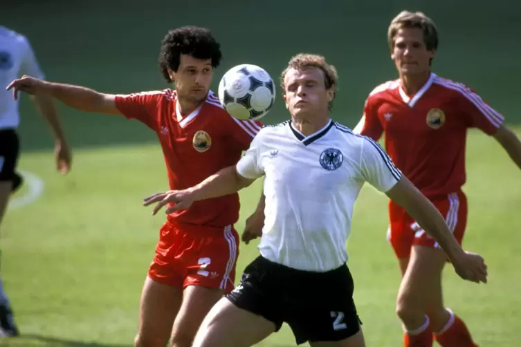 Ein Weltstar in der Siedlung: Hans-Peter Briegel (weiß) spielte für Deutschland zwei Finals um die Fußballweltmeisterschaft.