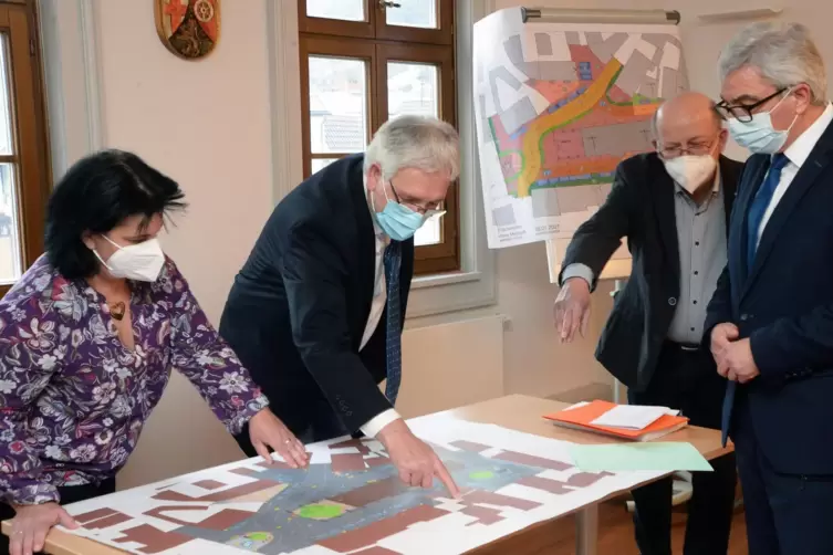 Tanja Bundenthal-Beck, Karl-Günter Müller, Günther Semmelsberger und Minister Roger Lewentz schauen sich die Pläne an. 