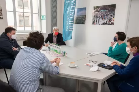 Peter Weißler (Mitte) stellt sich den Fragen der RHEINPFALZ-Redakteure Steffi Blinn, Mechthild Treusch und Andreas Ganter. Mit d