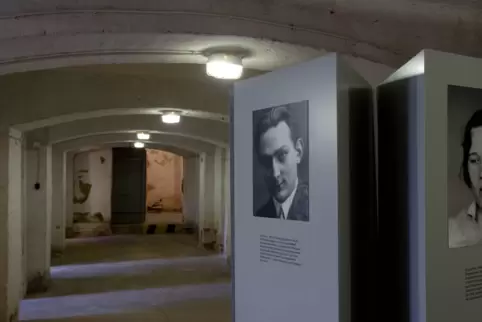 Porträts von ermordeten Menschen sind im früheren Krematorium im Keller der Gedenkstätte Hadamar bei Limburg zu sehen.