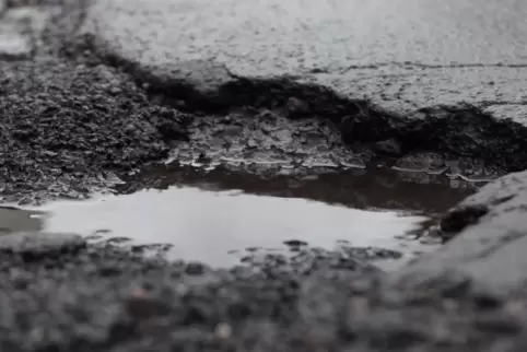 RHEINPFALZ-Leser Kurt Schmidt kritisert, dass die Zufahrt zum und der Parkplatz des medizinischen Zentrums in Offenbach-Hundheim