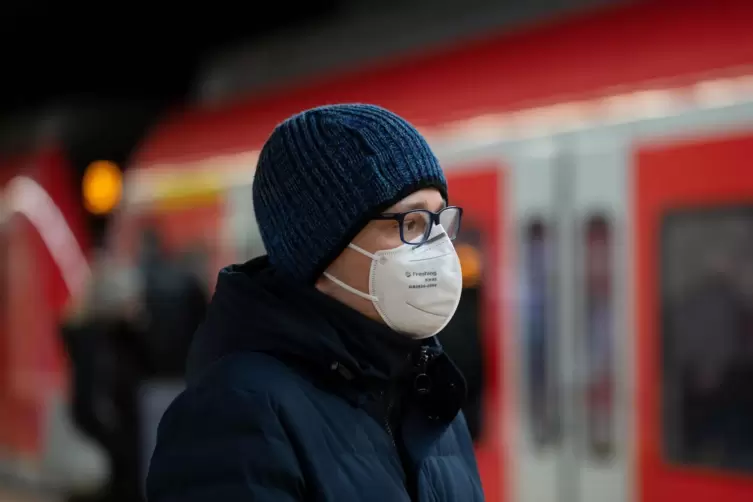 Seit Montag müssen in öffentlichen Verkehrsmitteln medizinische Masken getragen werden.