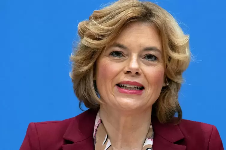 Die rheinland-pfälzische CDU-Politikerin und Agrarministerin Julia Klöckner legt in Sachen Haare derzeit verstärkt selbst Hand a