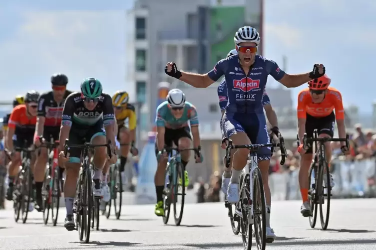 Trotz Corona-Pandemie: Marcel Meisen (vorn) wurde auf dem Sachsenring deutscher Straßenradmeister vor Pascal Ackermann (links). 