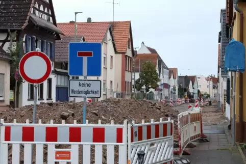 Die Dauerbaustelle Hauptstraße provoziert Autofahrer trotz offizieller Umleitung zu verbotenen Schleichwegen. 