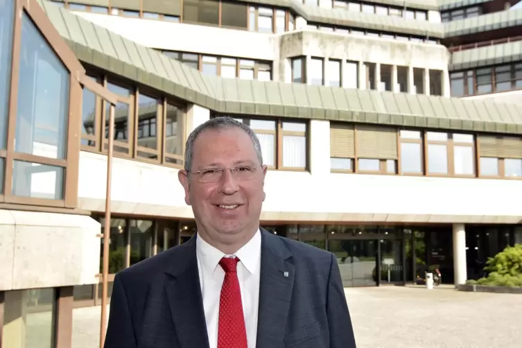 Rüdiger Schneidewind kurz vor seiner Wahl zum Oberbürgermeister 2014 vor dem Rathaus am Forum.