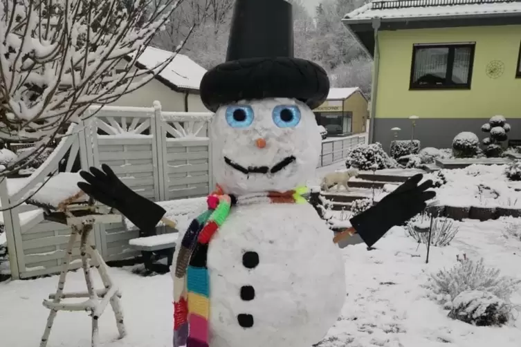 Hallo, wie schön dich zu sehen: „Der Ehemann unserer Enkelin hat diesen, unserer Meinung nach, tollen Schneemann in unseren Vorg