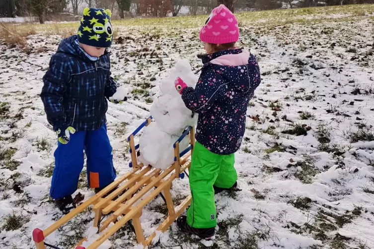 Der Schneemann von Marc und Melissa durfte sogar auf dem Schlitten sitzen: „Der Schneemann bekam den lustigen Namen Schneemil, e