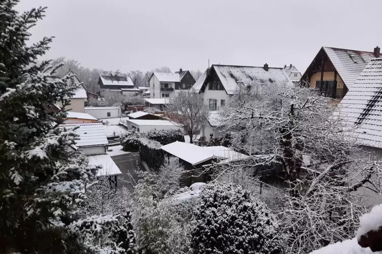 Gezuckerte Dächer: Diesen Blick aus dem Fenster hat Heike Müller-Beck aus Ramstein im Bild festgehalten.