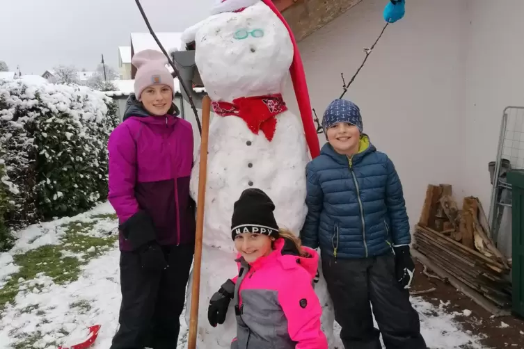 Tessa, Mia und Tom Dietrich haben ihre Pause vom Fernunterricht bestens genutzt in Mackenbach.