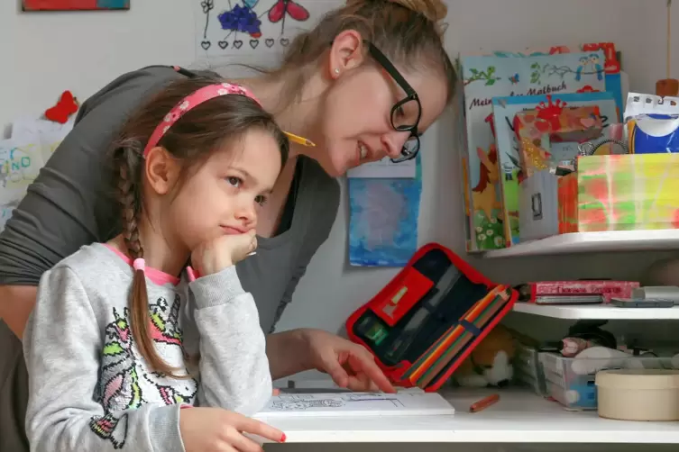 Vorerst bleibt es dabei: In Rheinland-Pfalz müssen Kinder im Grundschulalter weiter von zuhause aus lernen. Häufig mit Unterstüt