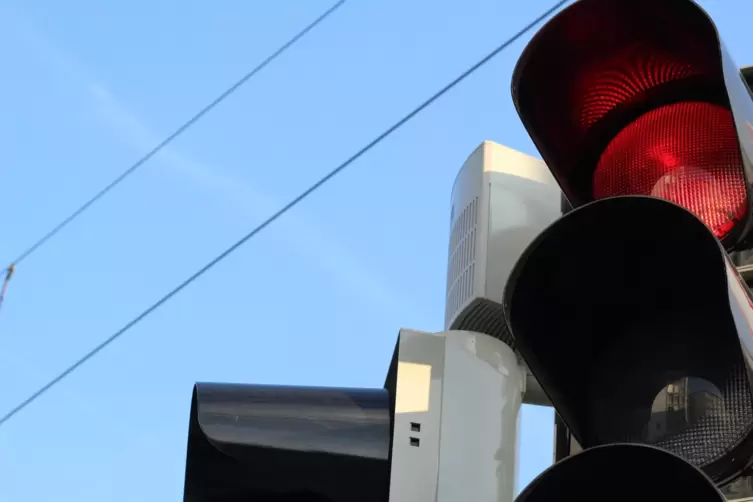 Wer eine rote Ampel überfährt, dem drohen hohe Strafen.