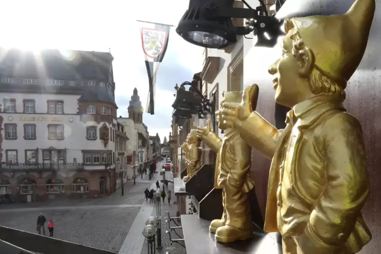 Daumen hoch! Das signalisieren die „Optimisten“ von Ottmar Hörl am Landauer Rathaus den Menschen.