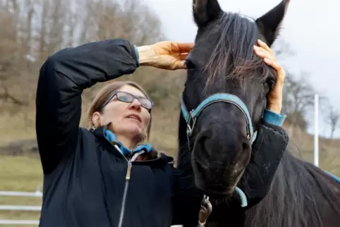 Pferde-Osteopathin Martina Steinmetz behandelt die Stute Azeezah.