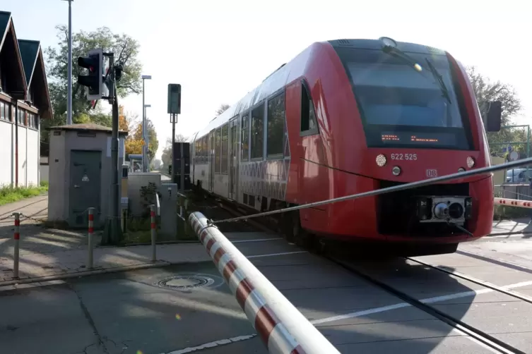 Seit einigen Jahrzehnten ist der Bahnhof Kirchheim nur ein eingleisiger Haltepunkt. Dieser soll demnächst in einen Kreuzungsbahn