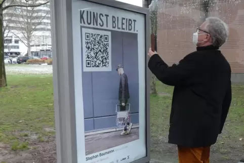 QR-Codes offerieren weitere Kunsthappen: Bezirkstagsvorsitzender Theo Wieder beim Scannen.