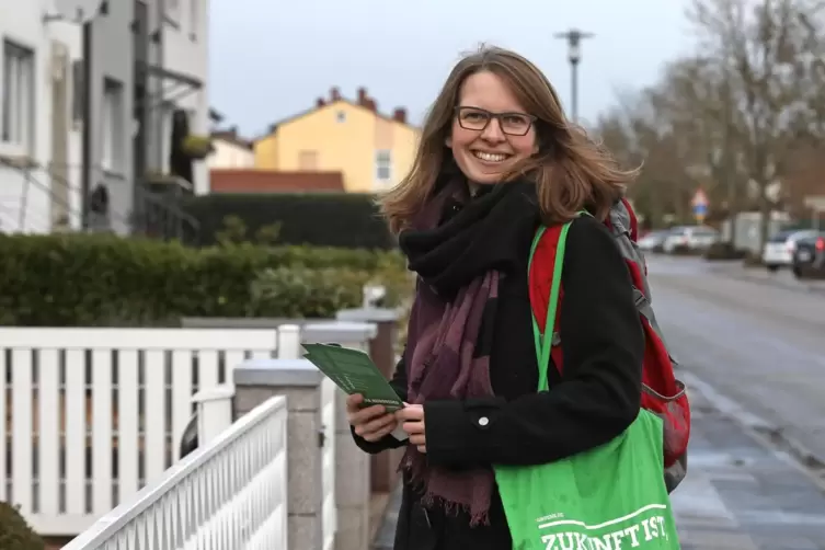 Lea Heidbreder beim Haustür-Wahlkampf im Horst. 