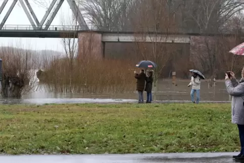 Noch schnell ein Foto für das Familienalbum. Das Durchgangsverbot interessiert die Menschen nicht.