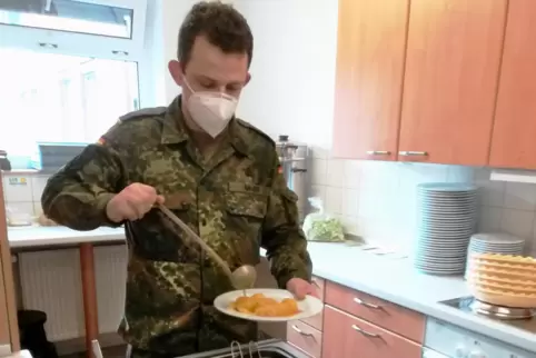 Die Soldaten übernehmen in der Seniorenresidenz verschiedenste Aufgaben. Vom Essen auf die Zimmer tragen ... 