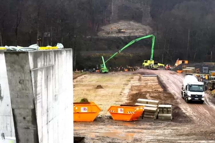 Eine Momentaufnahme vom Brückenbau über die Alsenz bei Imsweiler (Donnersbergkreis) aus dem Monat Dezember. Das Bauwerk ist Teil