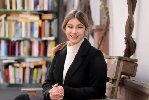 An ihrem Lieblingsort: Kim Brinkmann am öffentlichen Bücherregal im Kulturhof Flachsgasse. 